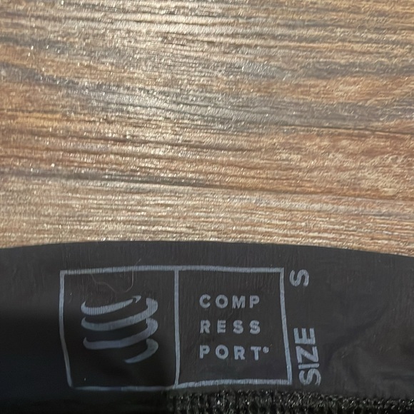 Compressport running shorts (men’s small) - Picture 3 of 3